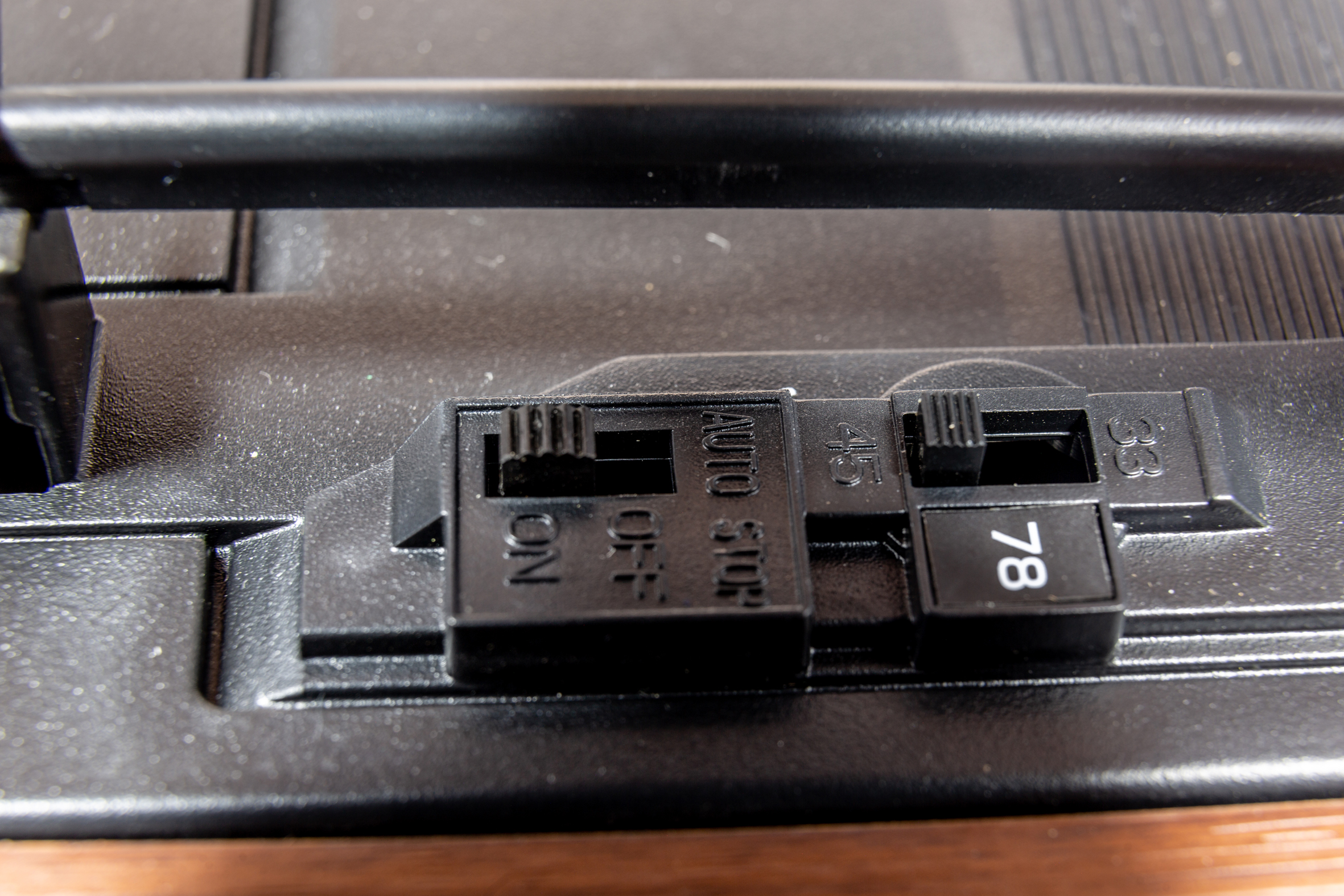 Plattenspieler mit UKW Stereoradio, eingebaute Lautsprecher Plattenspieler mit UKW Stereoradio, eingebaute Lautsprecher