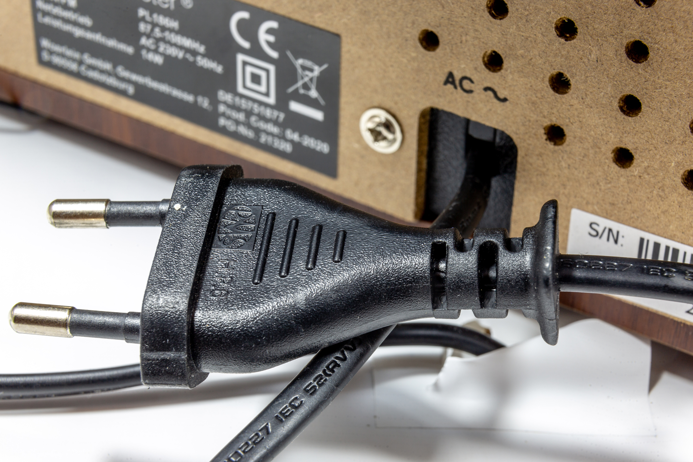 Plattenspieler mit UKW Stereoradio, eingebaute Lautsprecher Plattenspieler mit UKW Stereoradio, eingebaute Lautsprecher