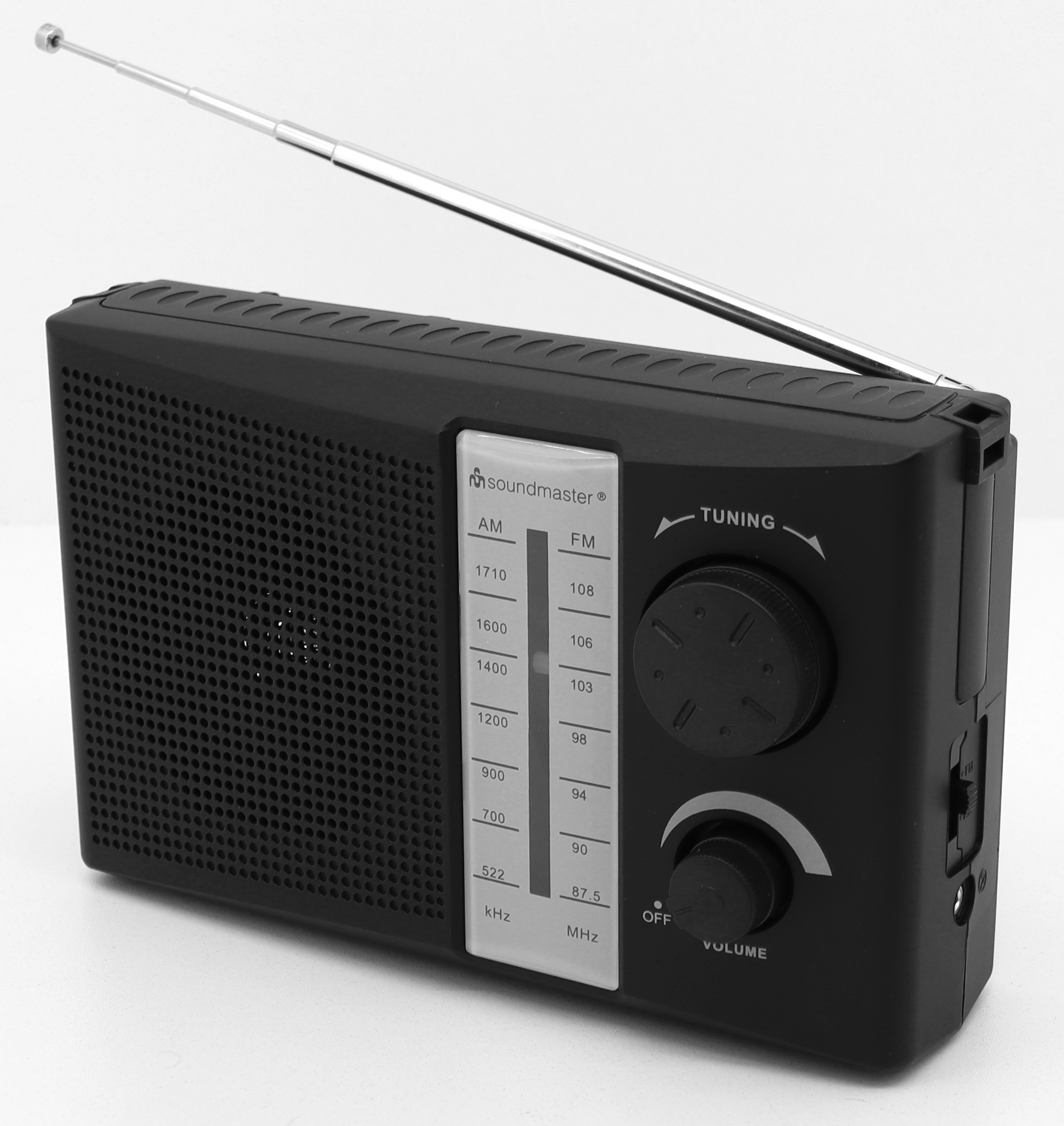 FM/AM portable radio for AC/DC operation