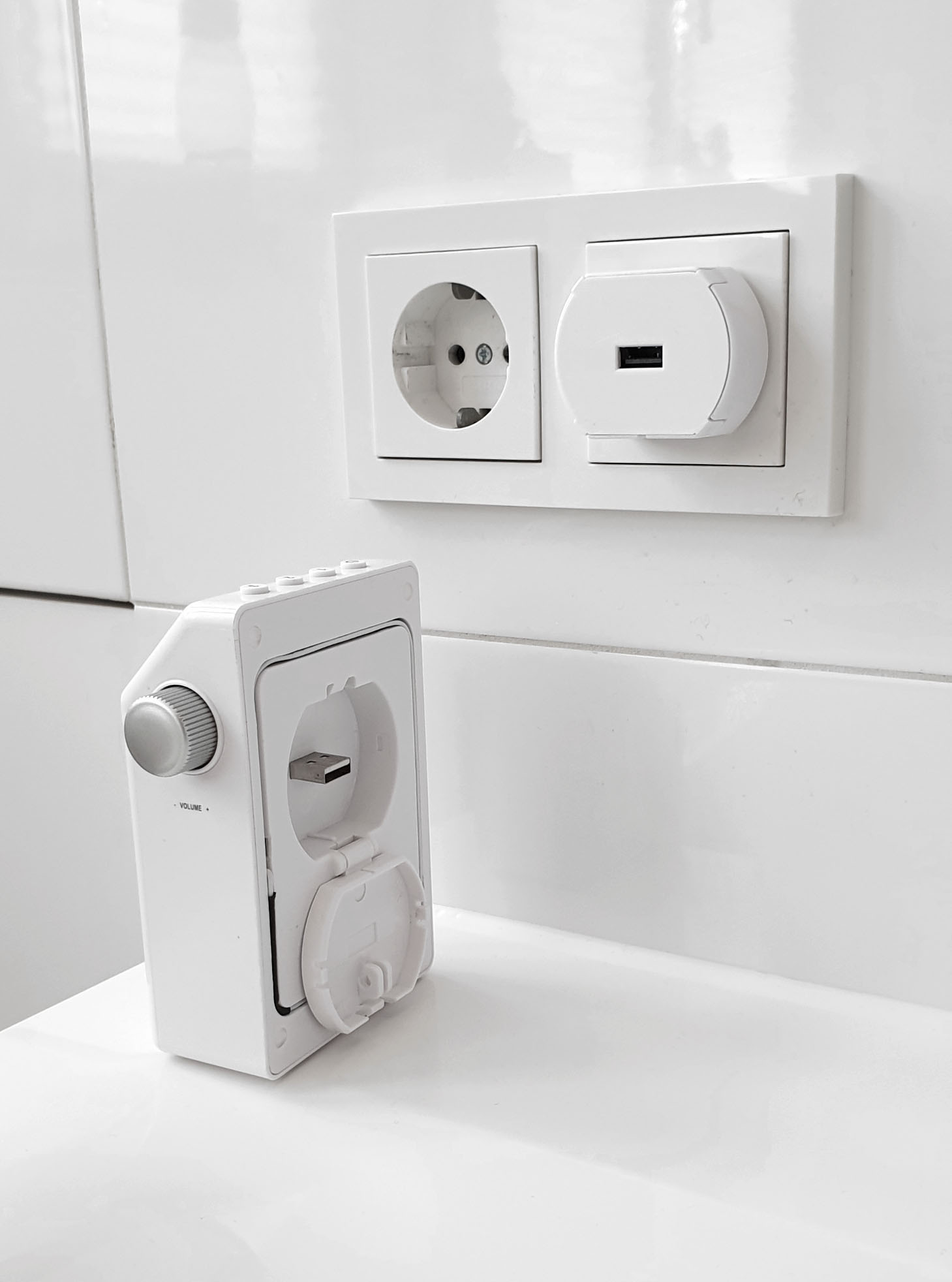 DAB+/FM-wall socket radio with motion detector & Li-Ion rechargeable battery