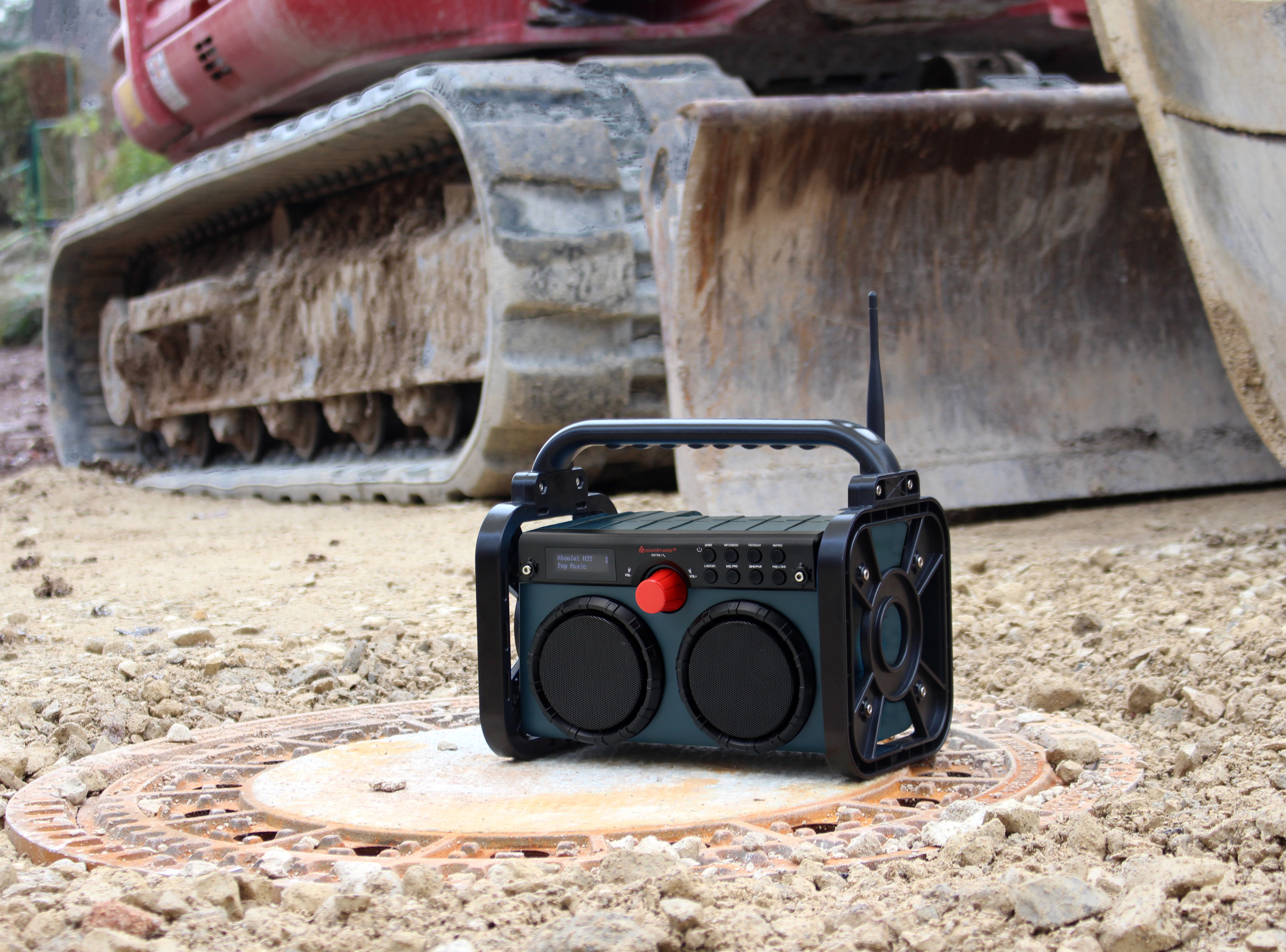 Stereo DAB+/UKW Baustellen-/Gartenradio mit Bluetooth®, LED-Arbeitsleuchte & Li-Ion Akku