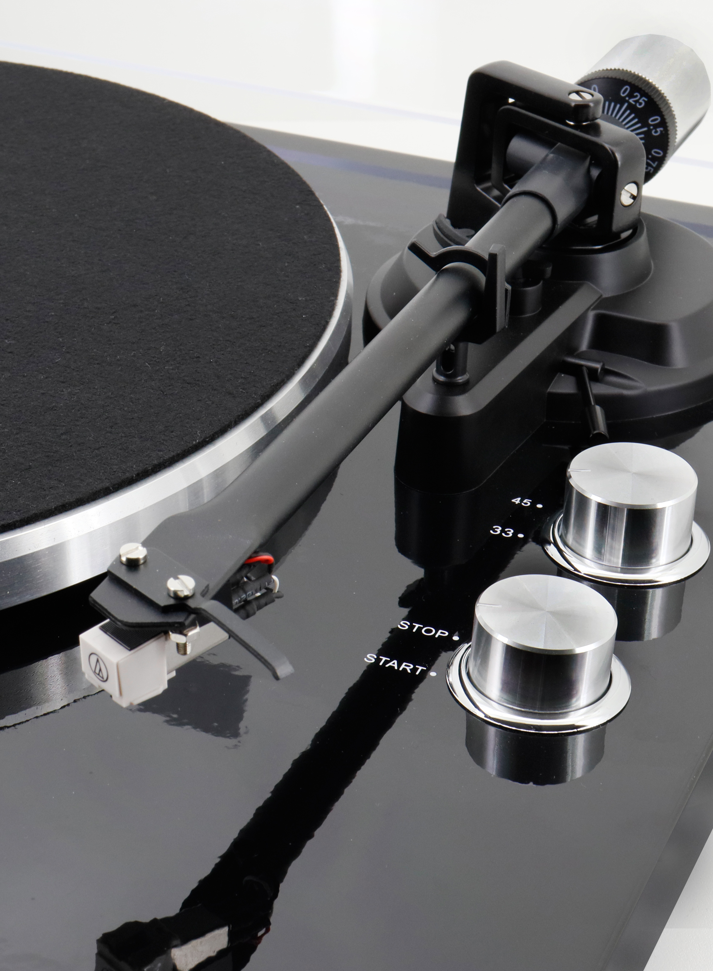 Turntable with magnet cartridge system, Bluetooth® transmission
